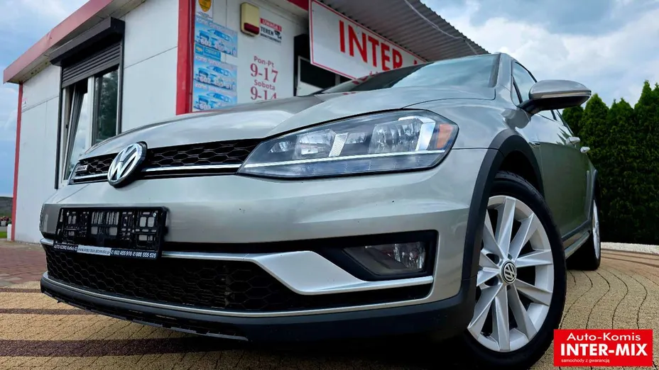 VOLKSWAGEN Golf -