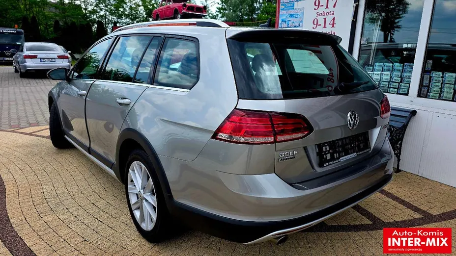 VOLKSWAGEN Golf -