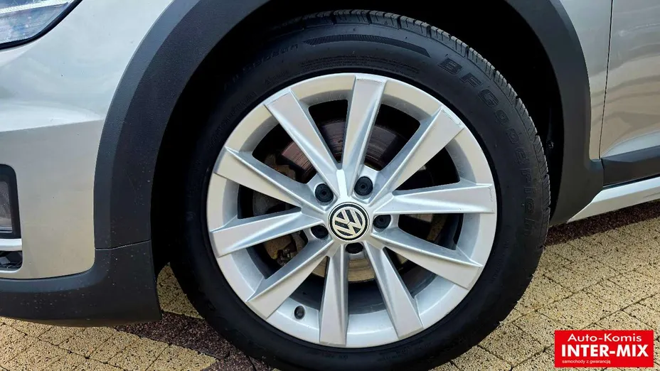 VOLKSWAGEN Golf -