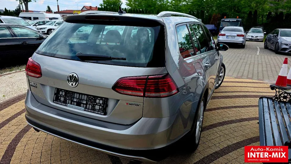 VOLKSWAGEN Golf -