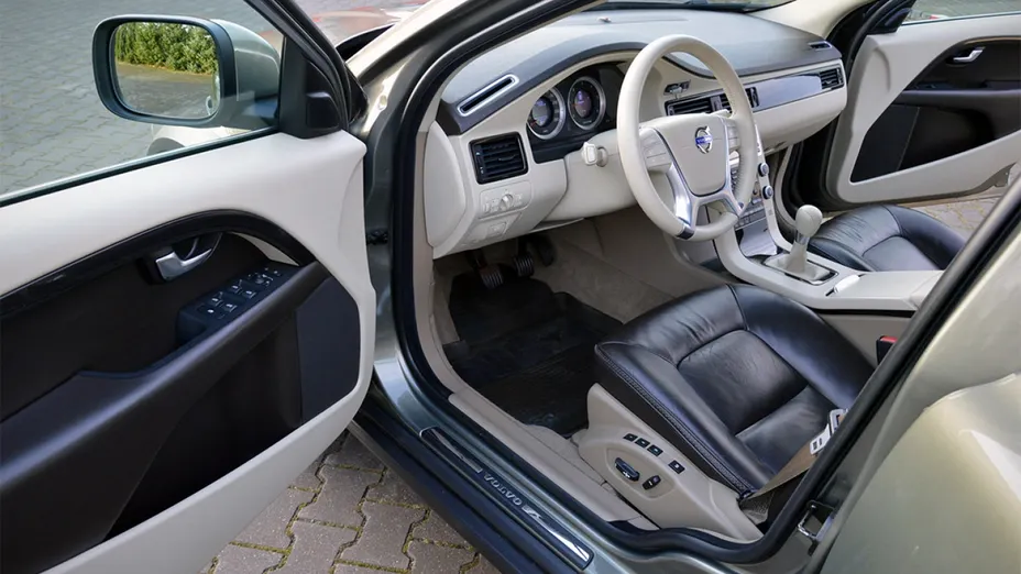 VOLVO XC70 -