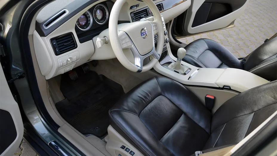 VOLVO XC70 -