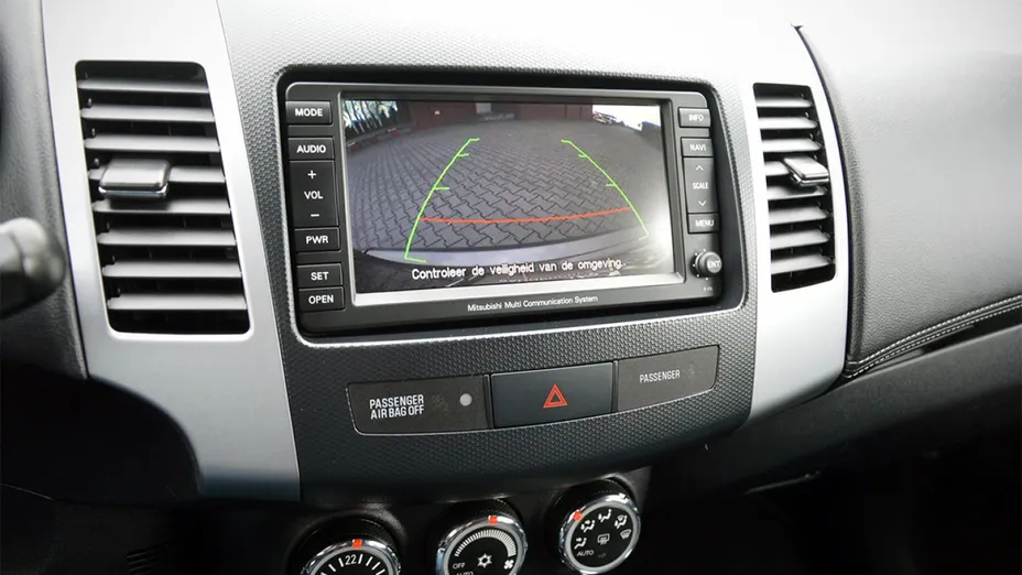 MITSUBISHI Outlander -