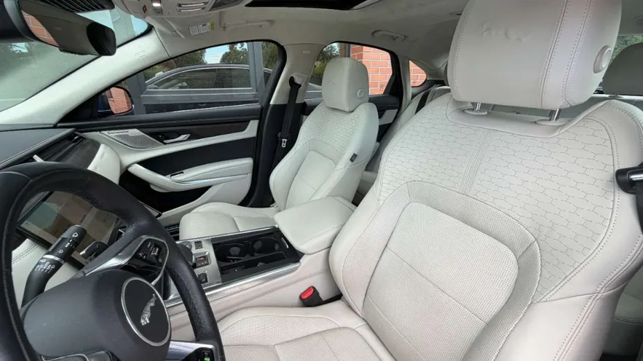 JAGUAR XF -