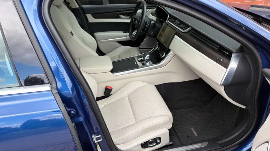 JAGUAR XF -