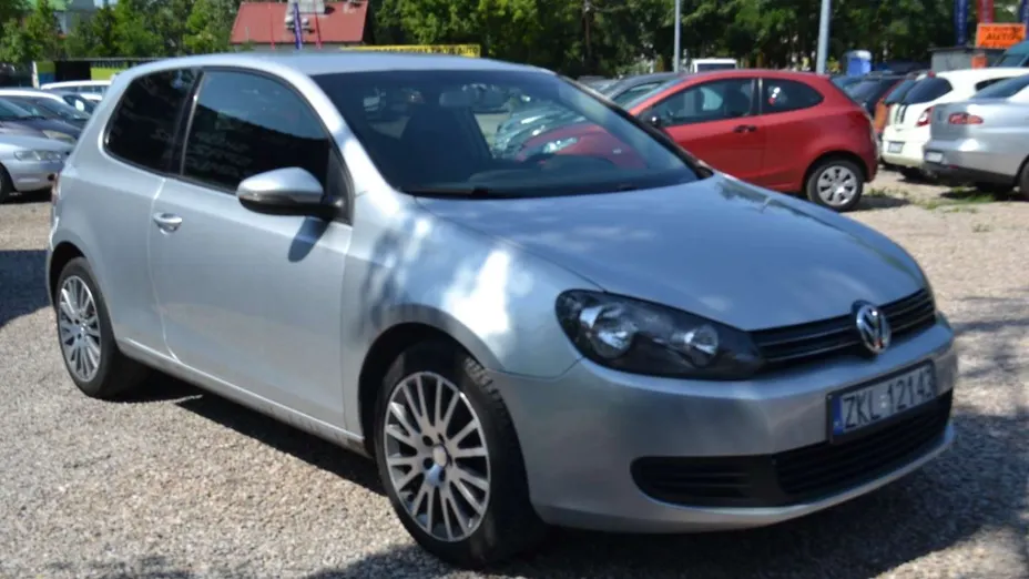 VOLKSWAGEN Golf -