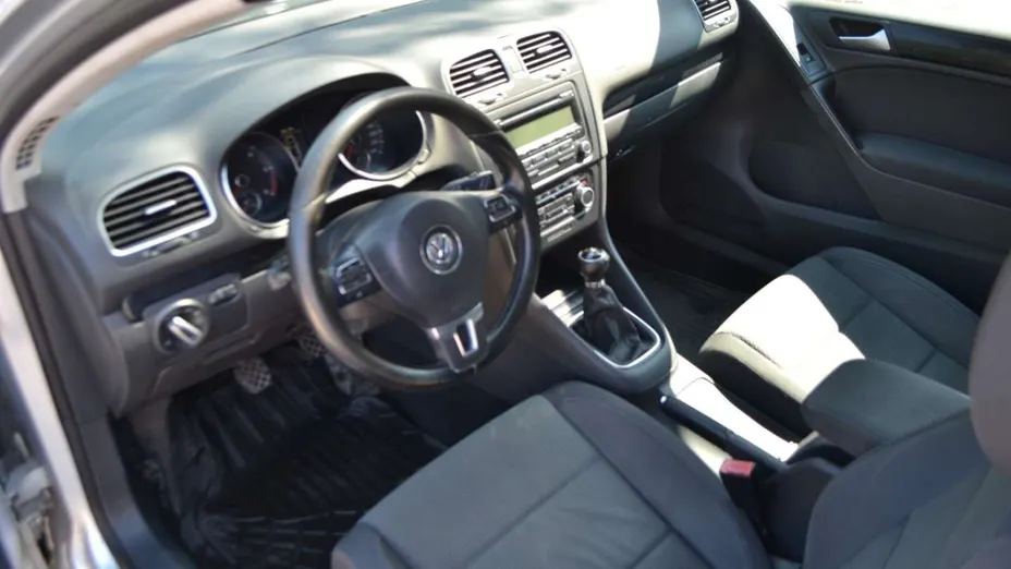 VOLKSWAGEN Golf -