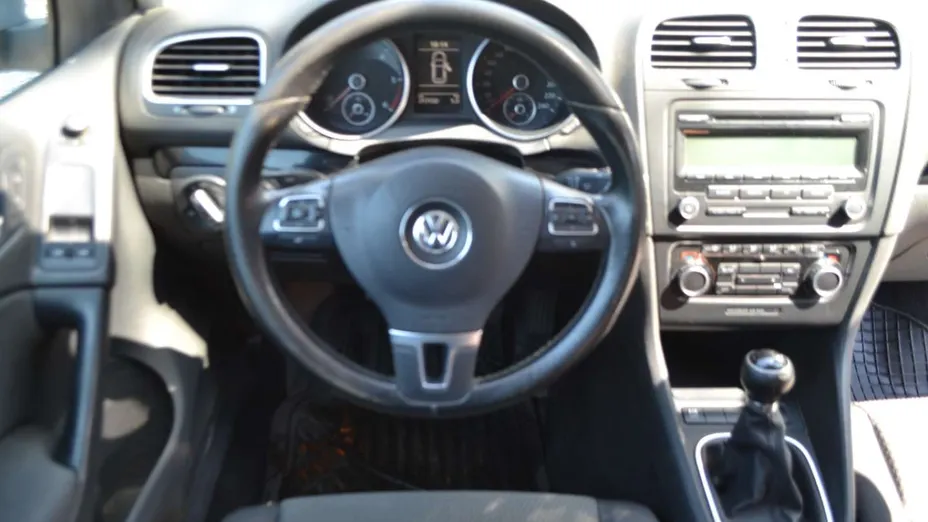 VOLKSWAGEN Golf -