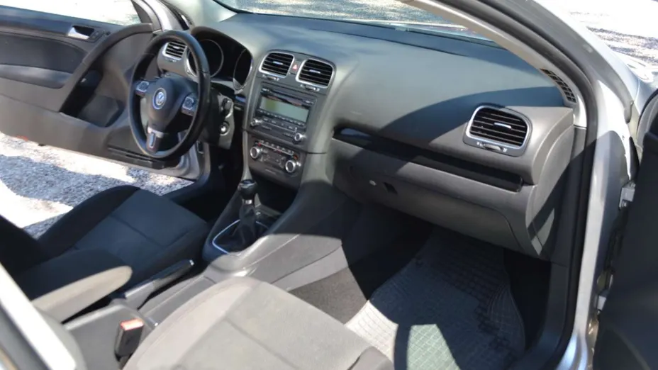 VOLKSWAGEN Golf -