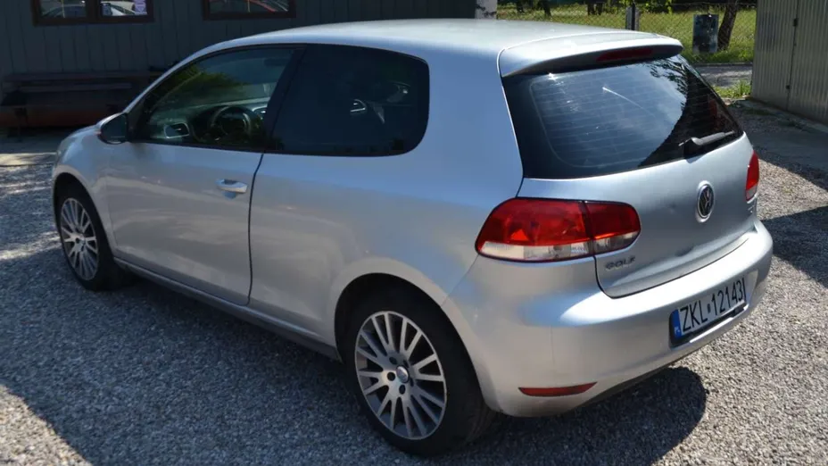 VOLKSWAGEN Golf -