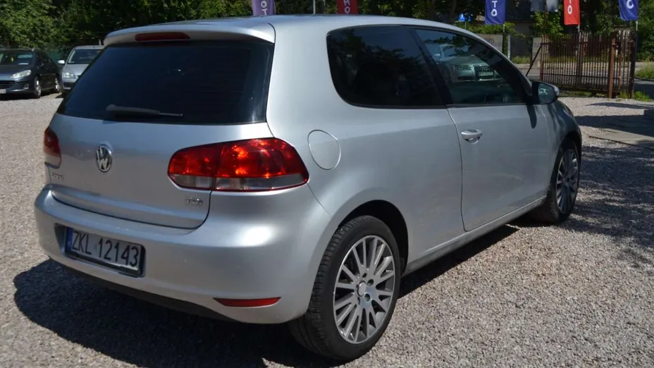VOLKSWAGEN Golf -