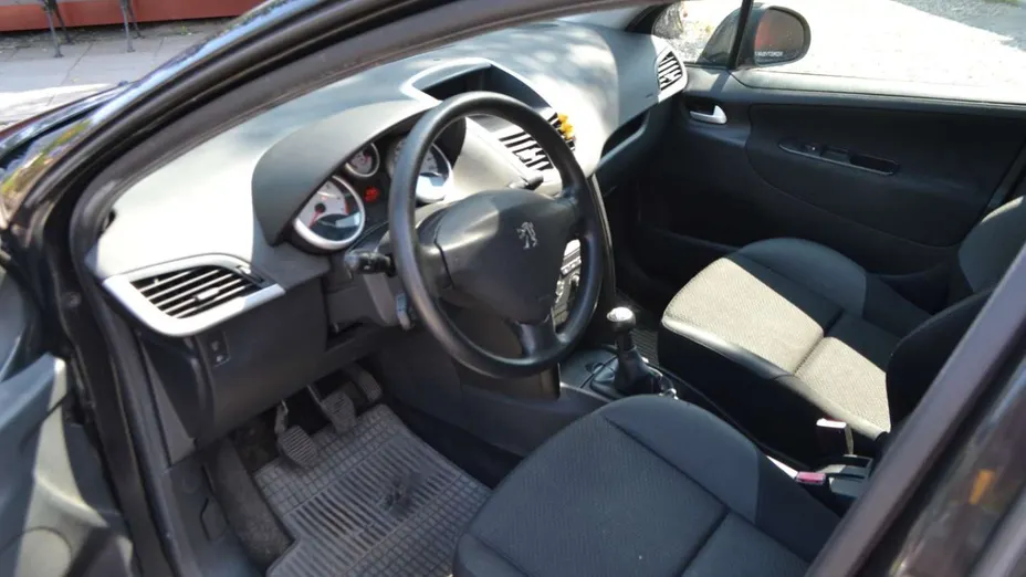 PEUGEOT 207 -