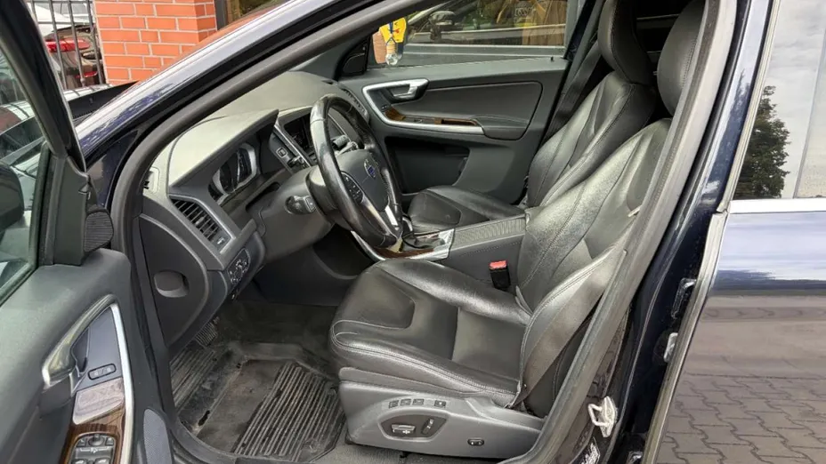 VOLVO XC60 -