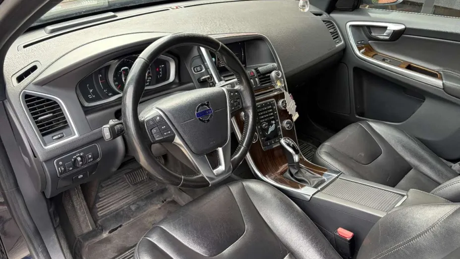 VOLVO XC60 -