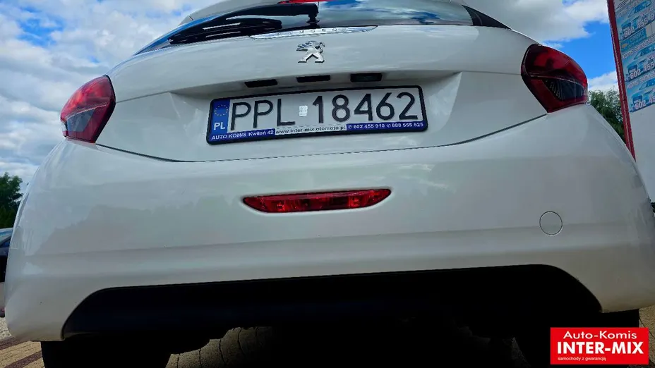 PEUGEOT 208 -