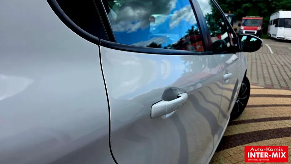 PEUGEOT 208 -