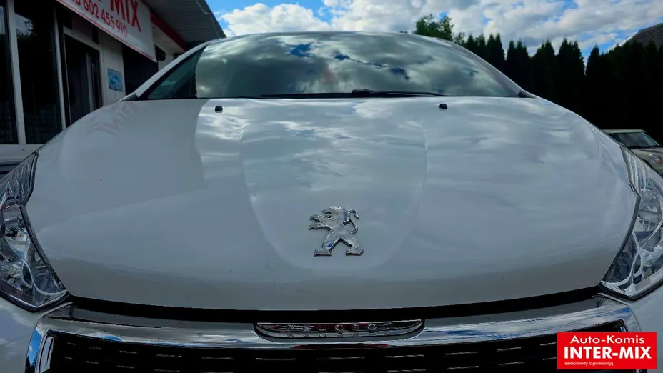 PEUGEOT 208 -