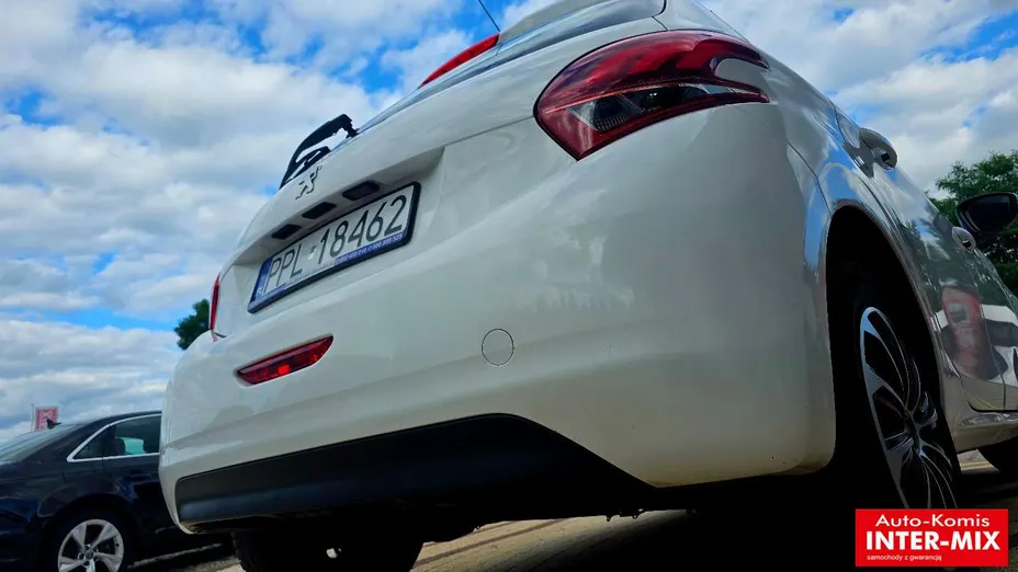 PEUGEOT 208 -