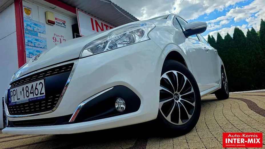 PEUGEOT 208 -