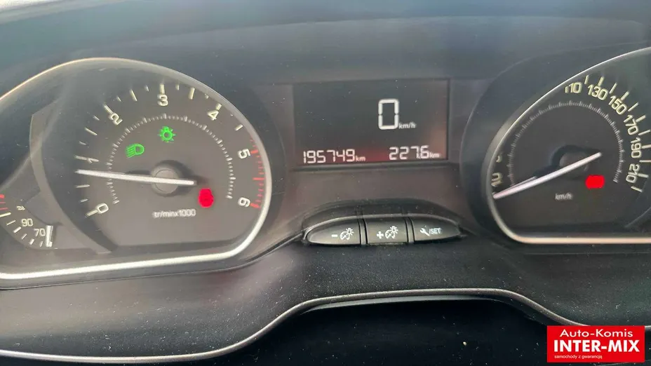 PEUGEOT 208 -
