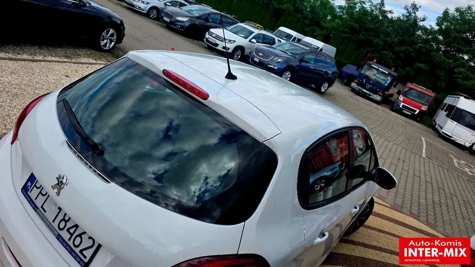 PEUGEOT 208 -