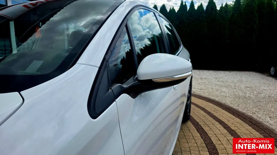 PEUGEOT 208 -
