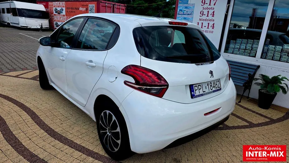 PEUGEOT 208 -