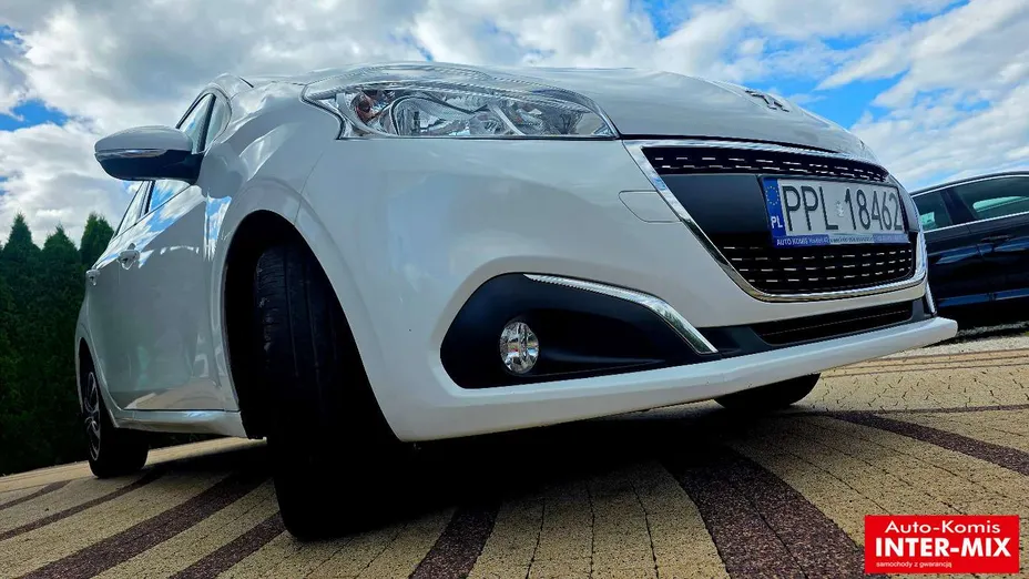 PEUGEOT 208 -
