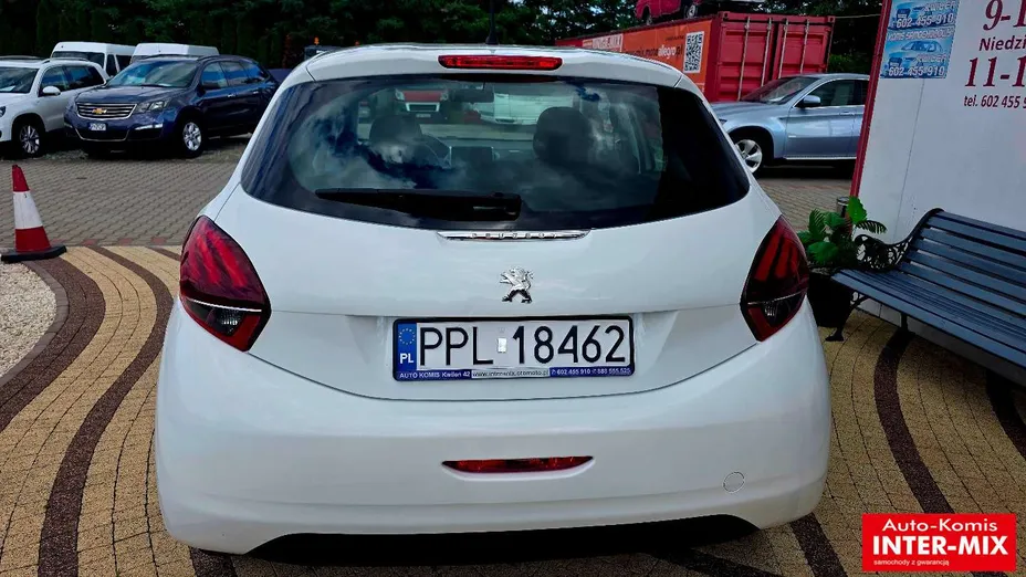 PEUGEOT 208 -