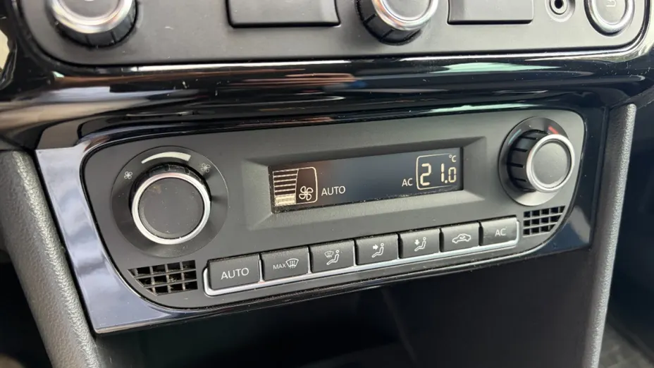 VOLKSWAGEN Polo -