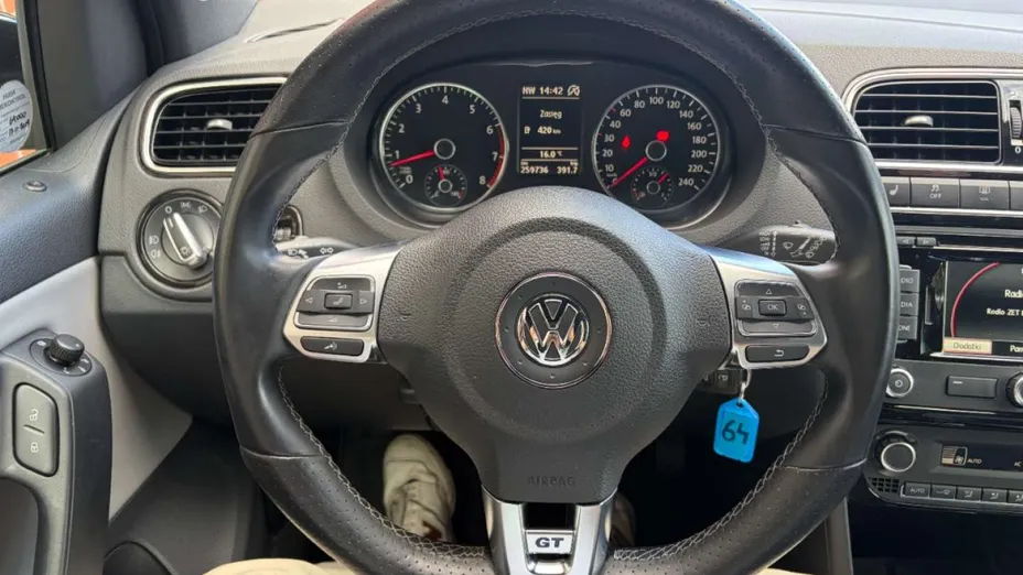 VOLKSWAGEN Polo -