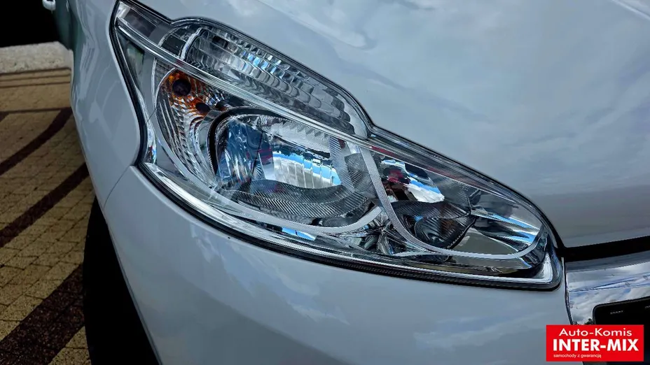 PEUGEOT 208 -