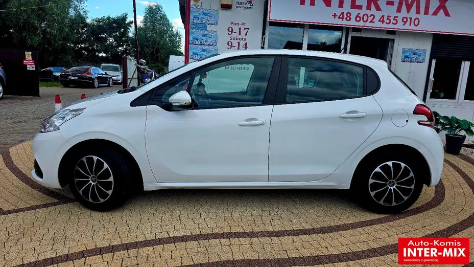 PEUGEOT 208 -
