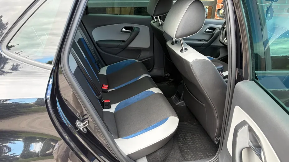 VOLKSWAGEN Polo -