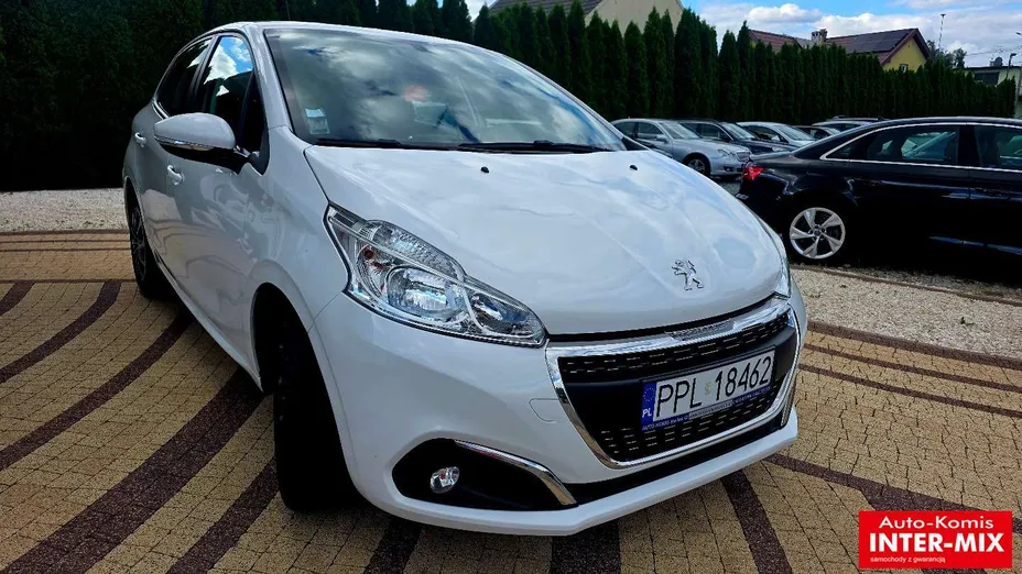 PEUGEOT 208 -