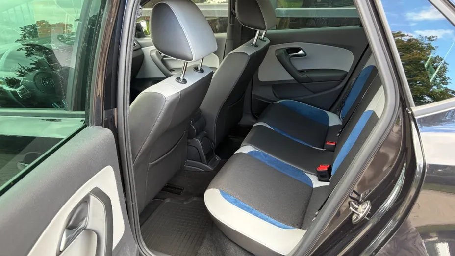 VOLKSWAGEN Polo -
