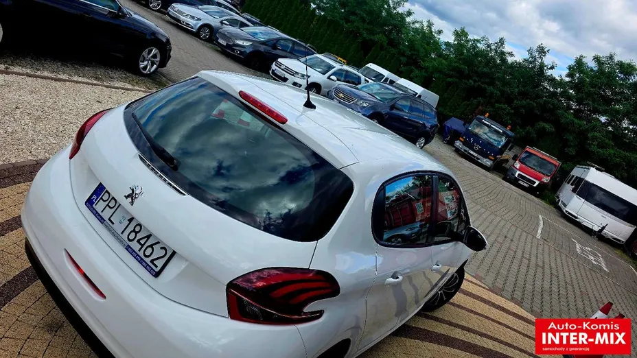 PEUGEOT 208 -