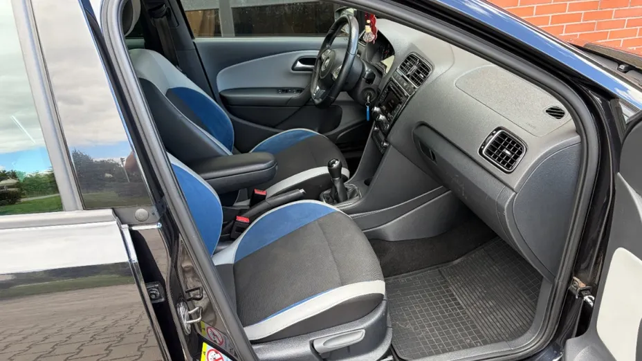 VOLKSWAGEN Polo -