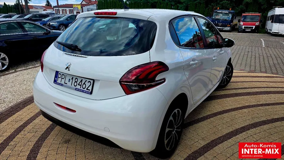 PEUGEOT 208 -