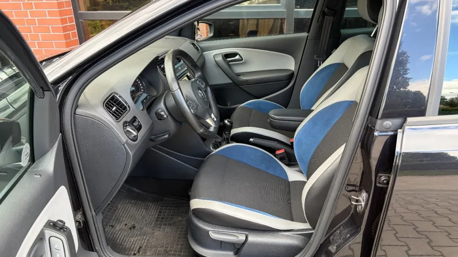 VOLKSWAGEN Polo -