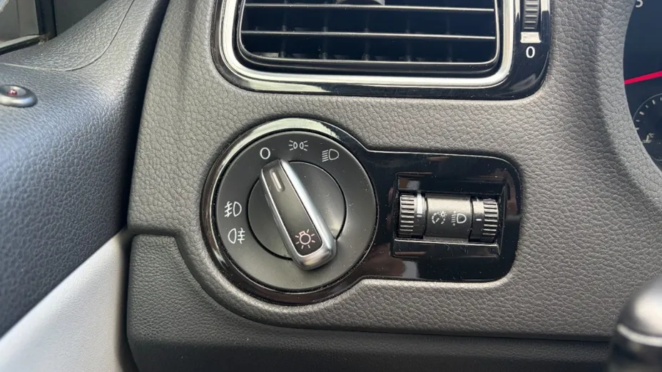 VOLKSWAGEN Polo -