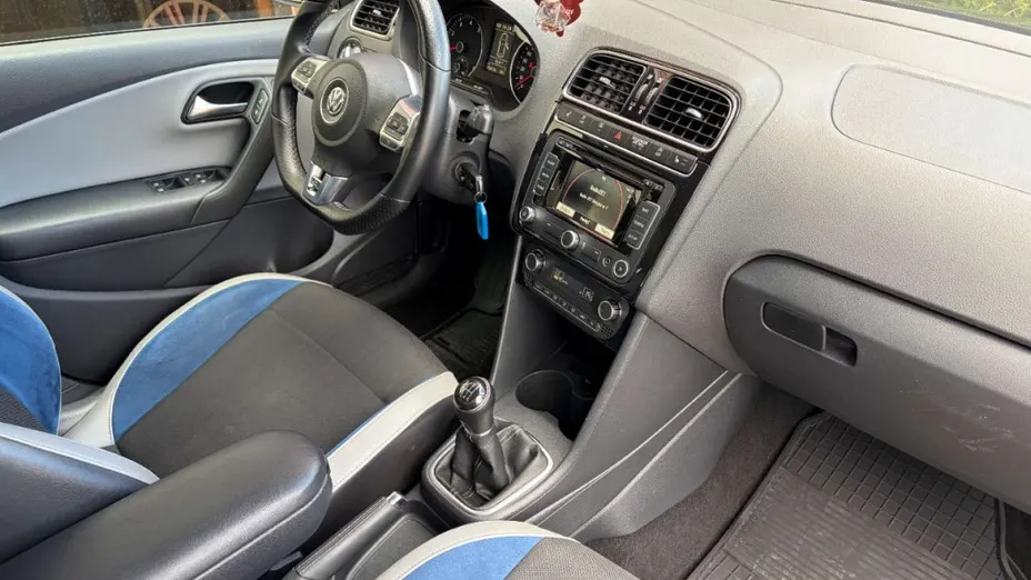 VOLKSWAGEN Polo -