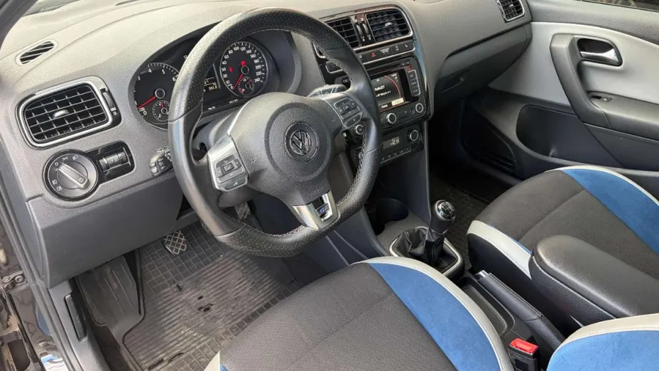 VOLKSWAGEN Polo -