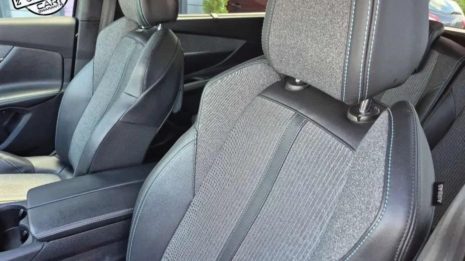 PEUGEOT 5008 -