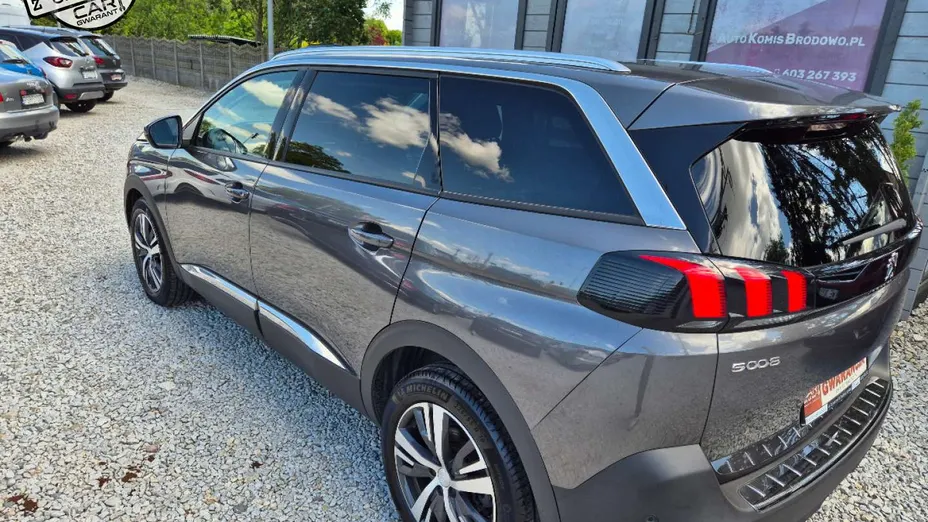 PEUGEOT 5008 -