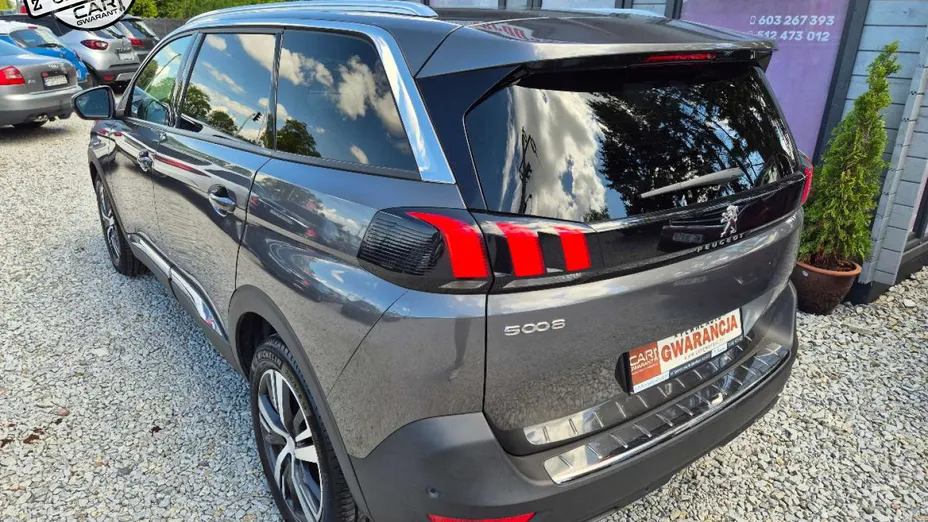 PEUGEOT 5008 -