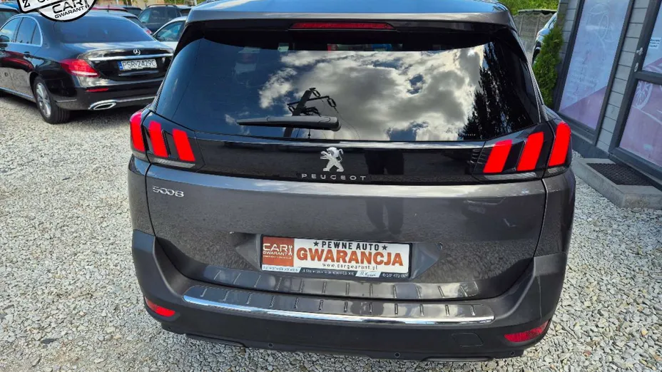 PEUGEOT 5008 -