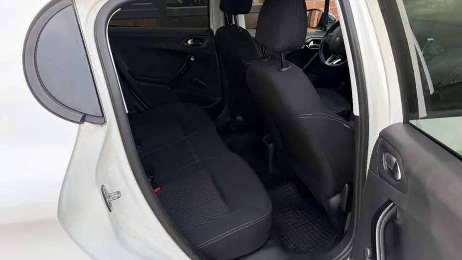 PEUGEOT 208 -