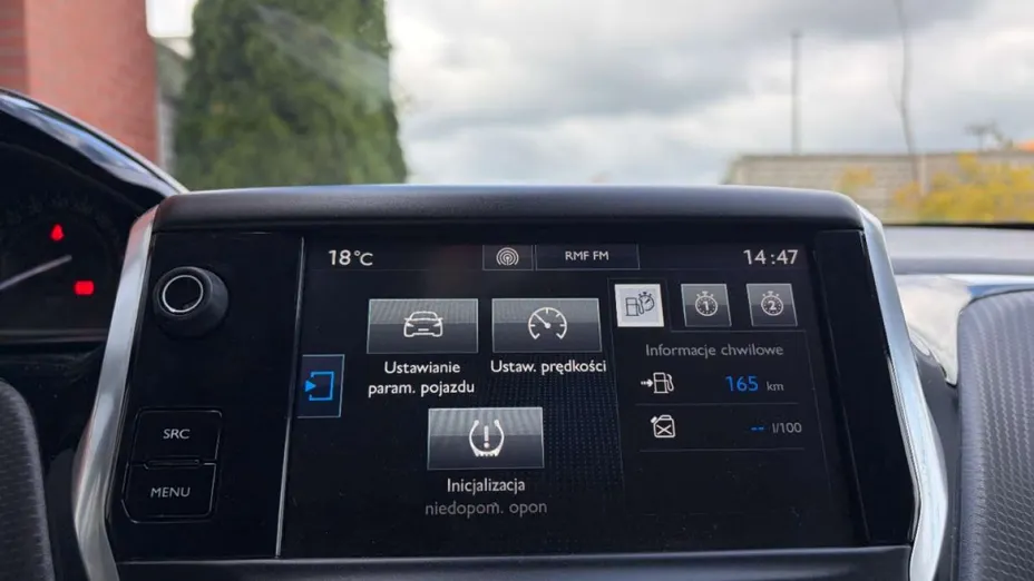 PEUGEOT 208 -