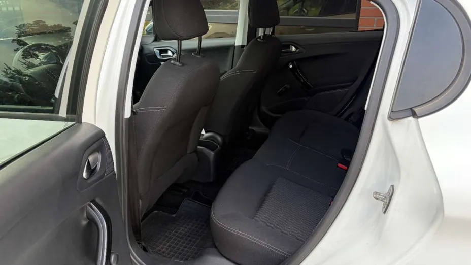 PEUGEOT 208 -